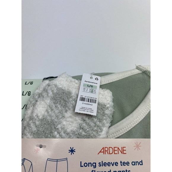 Long Sleeved pj set Womens Large Pyjamas Set With Socks Brand New. - Picture 5 of 5